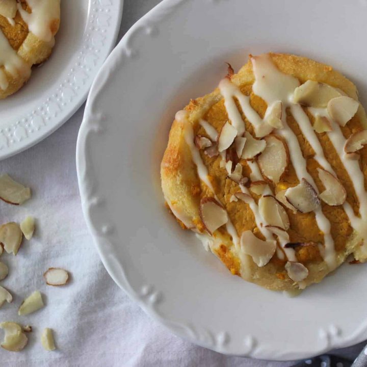 Keto Pumpkin Spice Cream Cheese Danish is perfect for on-the-go breakfast, dessert, or snack! These easy pastries taste like rich mini pumpkin pies! So delicious! #pumpkin #ketodessert #ketogenic #ketosis #fall #pumpkinpie