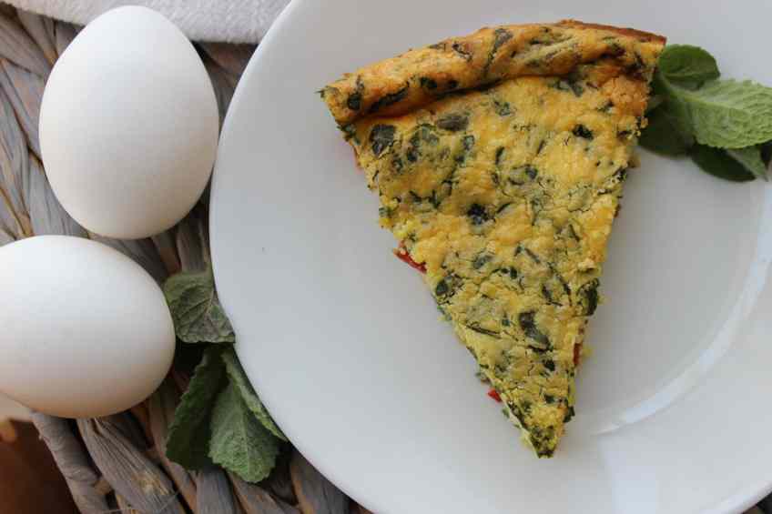 You can still have delicious quiche on a ketogenic diet! Who needs crust anyway? This classic crustless spinach red pepper feta quiche is a family favorite at our house. Easy, quick, low carb, gluten free, and tasty! #glutenfreequiche #lowcarbquiche #atkins #keto