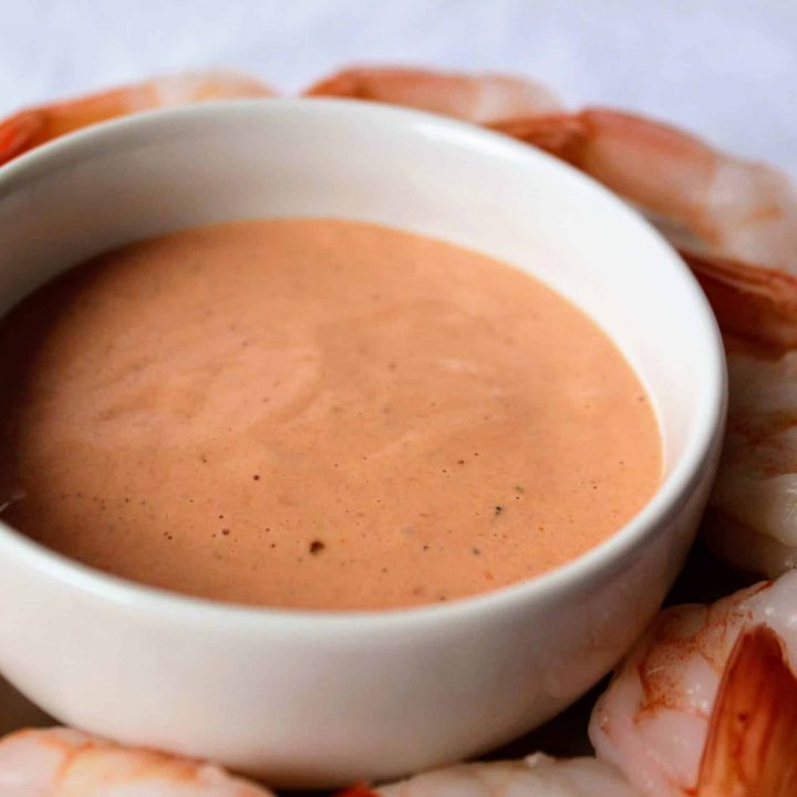 Miss fry sauce on the keto diet? This versatile dipping sauce goes with so many yummy foods! Try this keto fry sauce recipe! Keen for Keto | keto dipping sauce | ketogenic fry sauce | low carb fry sauce recipe | keto fast food | keto condiment